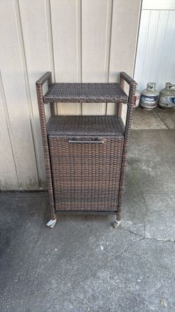 Wicker garbage bin holder