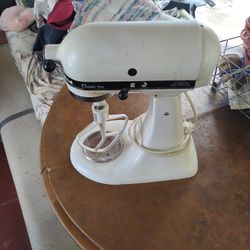 Kitchen Aid Mixer (Missing Bowl)