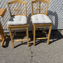 Nice adjustable table and two chairs