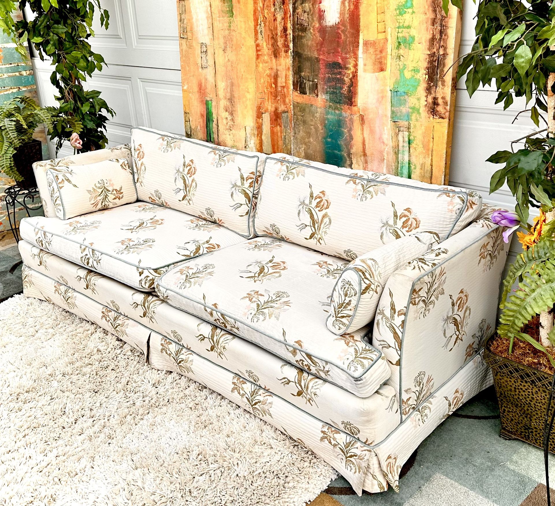 (Free Delivery) Beautiful Vintage Couch