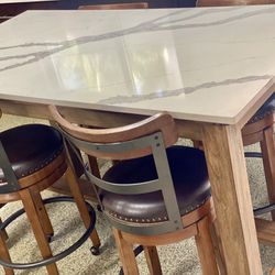 Key West Style DINING TABLE & CHAIRS, Reduced Quick Sale, Sacrificing Like New Furniture
