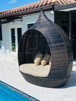 Wide Curved Wicker Day Bed With Cushionslike New