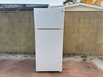 GE Top-Freezer Refrigerator White