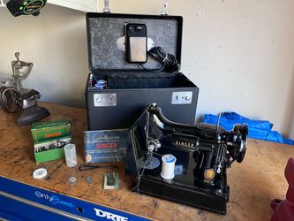 Singer Featherweight 221 Sewing Machine with Case