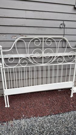 Metal bed frame (QUEEN SIZE)