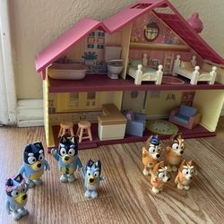 Bluey family house with accessories and figures