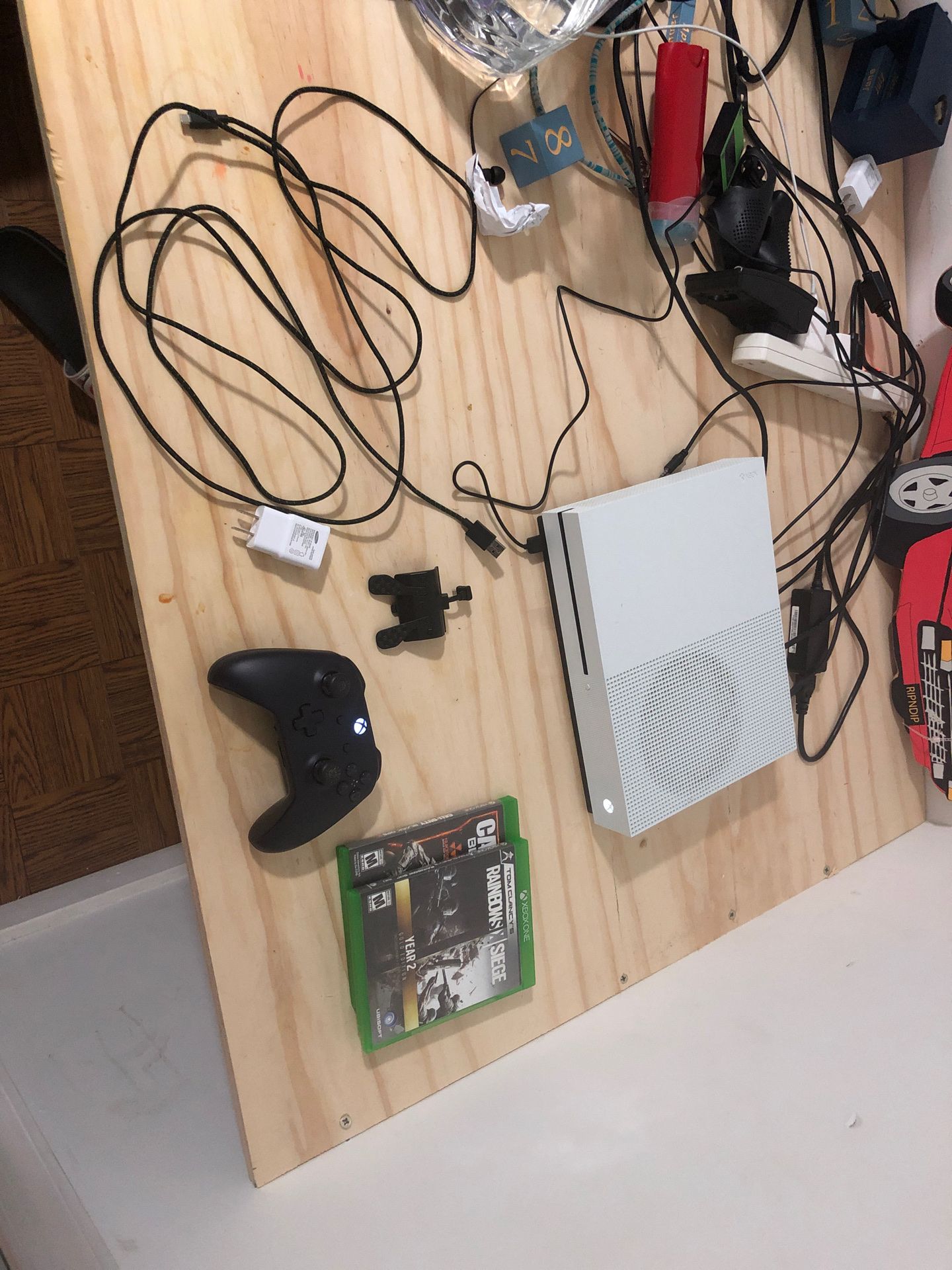 Xbox 1 S white 1TB, Fortnite Controller, Elite controller cable, outlet in plug, Black Ops 3 and rainbow 6 siege, mod pack