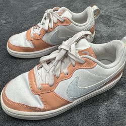 Nike Court Borough Low 2 SE Girl’s Size 3.5 Shoes in great shape!  