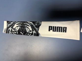 The Puma Pulsic Arm Sleeve is engineered to provide a supportive and performance-enhancing fit for athletes of all levels. Designed with a compression