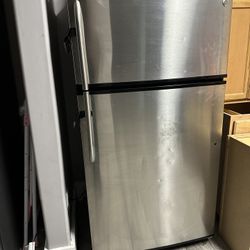 Refrigerator Stove Microwave 