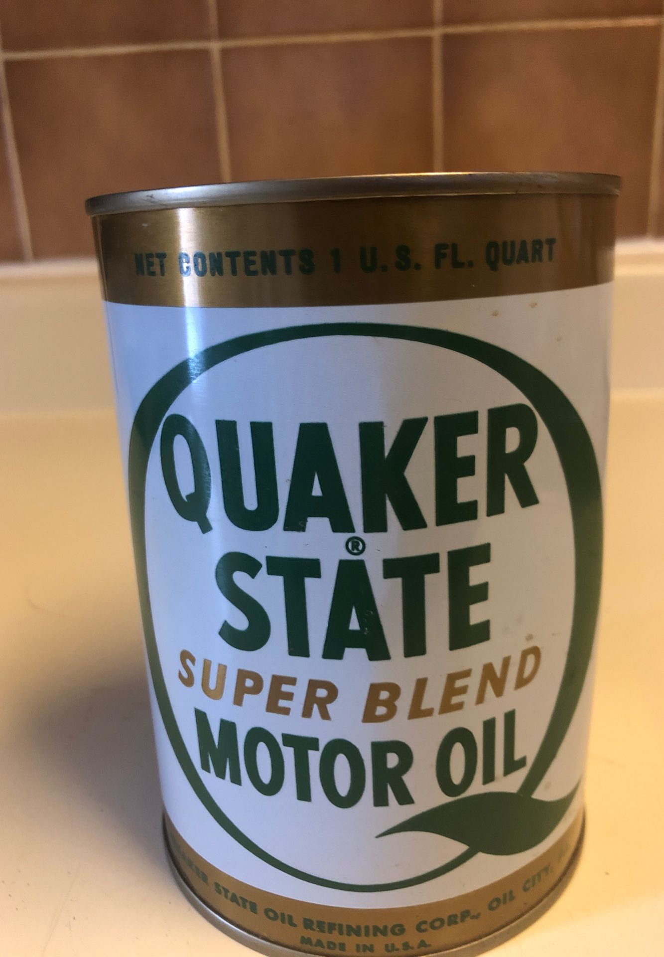 Vintage full oil can. Good condition