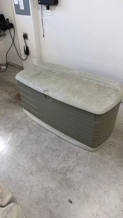Rubbermaid Outdoor Storage Deck Box with Seat