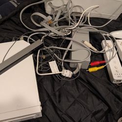 Nintendo Wii W Controllers Gaming Console Set 