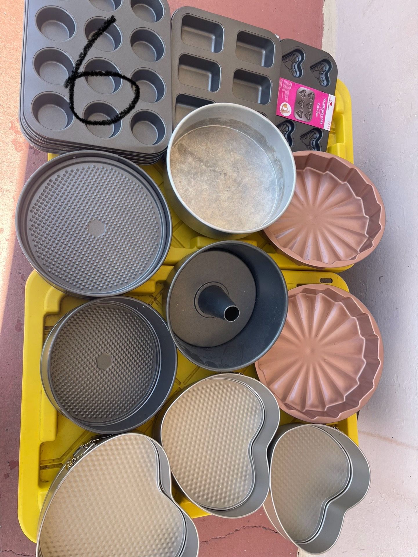 Baking pans $2 each some new some used “Bandejas para hornear a $2 cada una; algunas nuevas y otras usadas.”