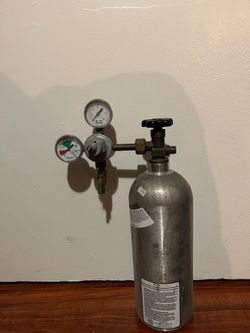 CO₂ Tank with Dual-Gauge Regulator