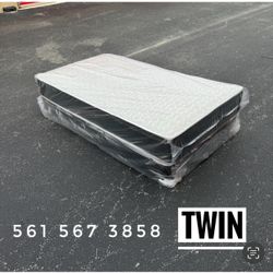 Twin Size Mattress and Box Spring // Delivery Available 🚛