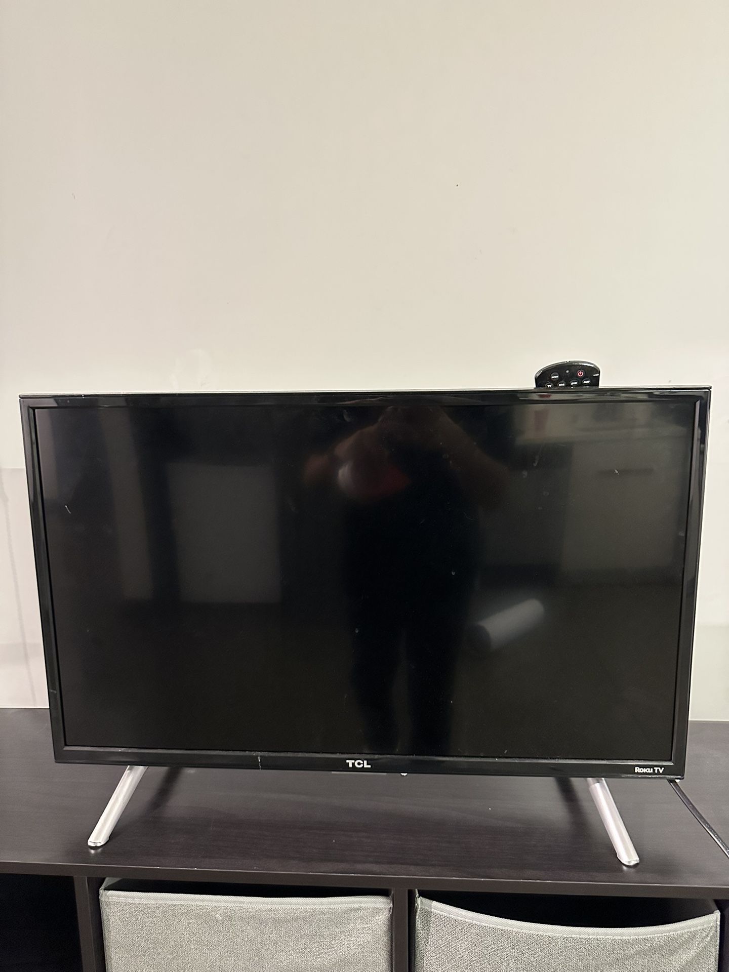 TCL 28” Roku Smart TV – HD LED