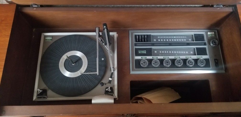 70's Radio Console W/ Phonograph 