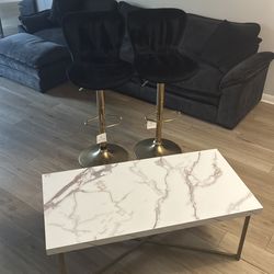 2 bar stools and marble coffee table