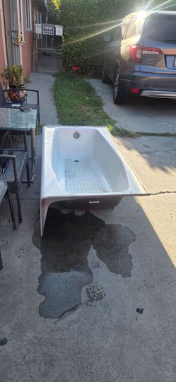 Bath tub  Tina