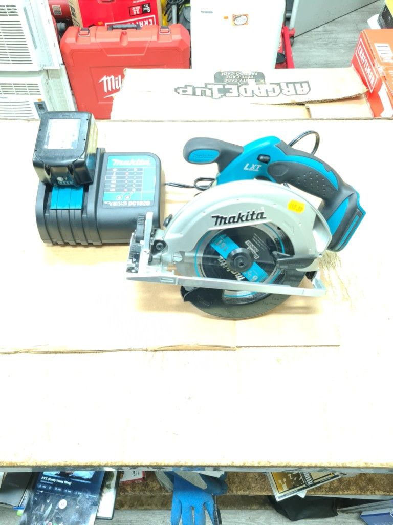 Makita XSS02Z-R 18V Cordless LXT Lithium-Ion 6-1/2 in. Circular Saw