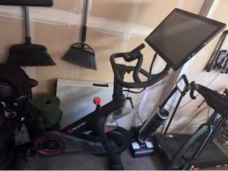 ORIGINAL PELOTON BIKE WITH PIVOT HEAD ATTACHMENT