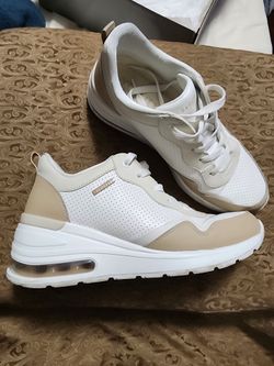 Women's Skechers size 9
