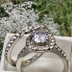GORGEOUS 2 RINGS, NEW WITH OUT TAG CRYSTAL STONES SIZE 9
