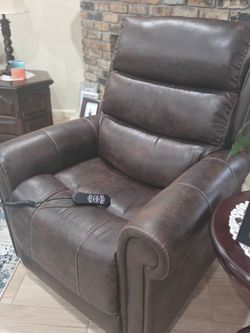Triple Power lift recliner