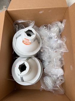 Recessed light cans with bulbs (12)