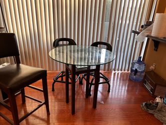Round Table w/Chairs