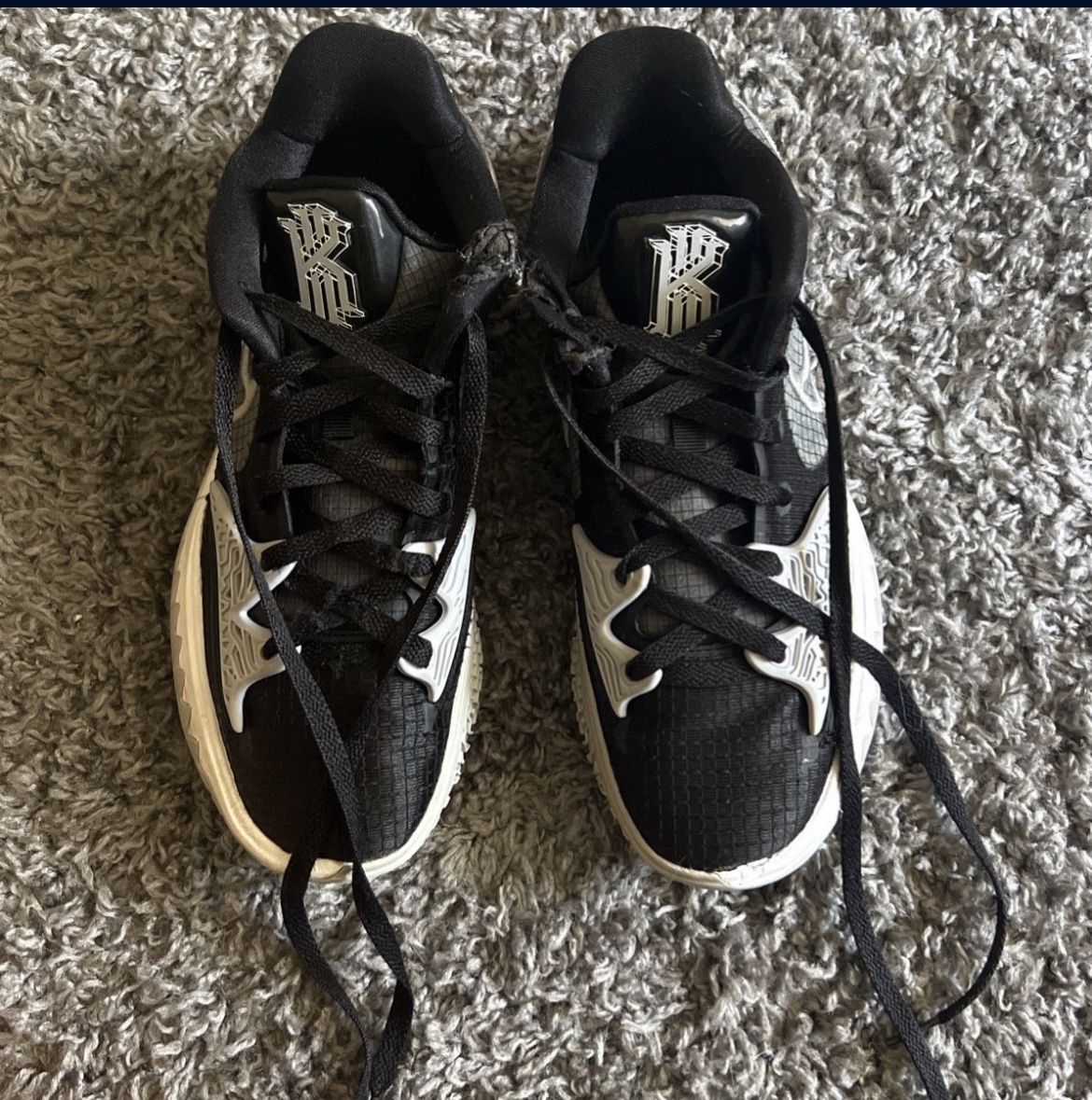 Kyrie 4 Low Black Wolf