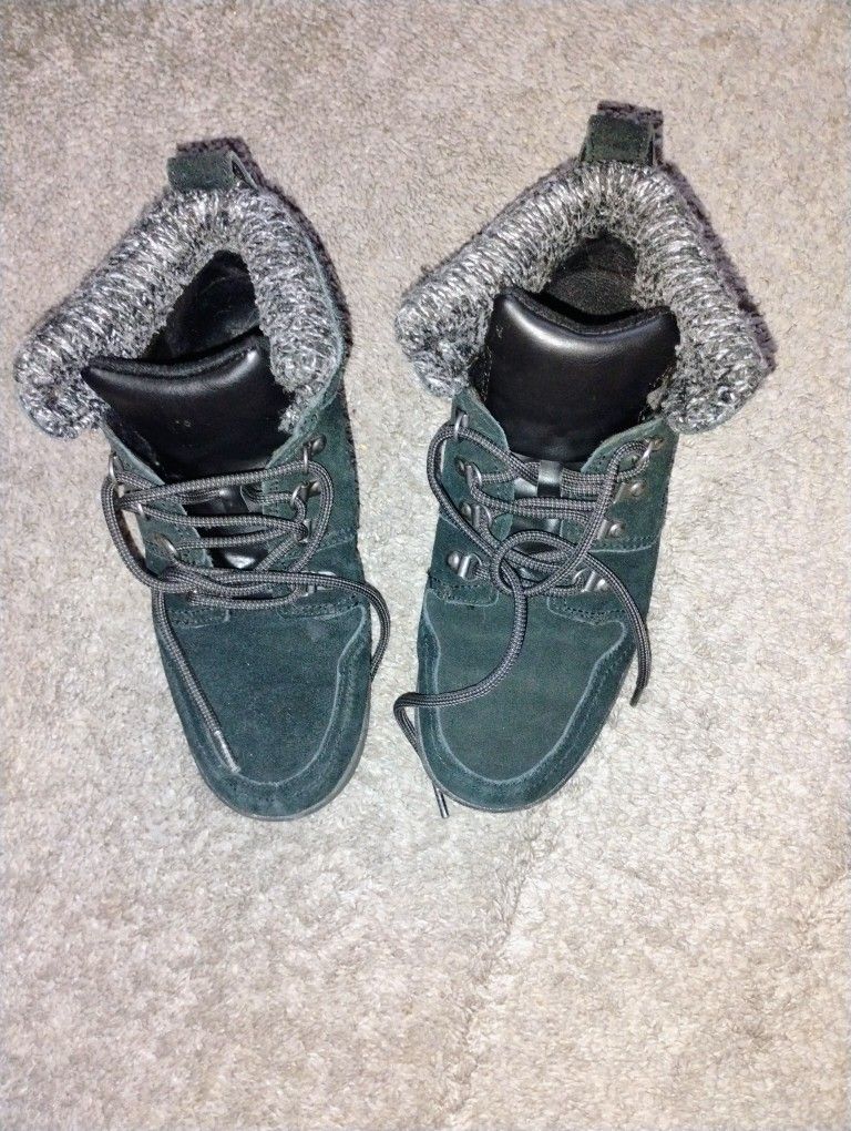 Ladies 8.. Waterproof Pickup Only Cash
