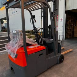 Electric forklift 