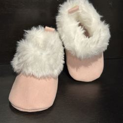 Pink Baby Booties with Fur Trim** Patucos rosas para bebé con ribete de pelo**