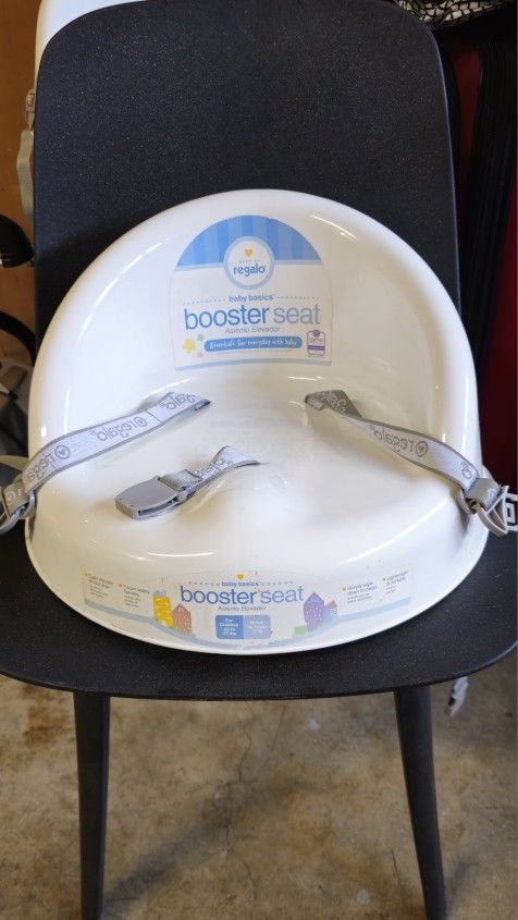 Made By REGALO Baby Booster