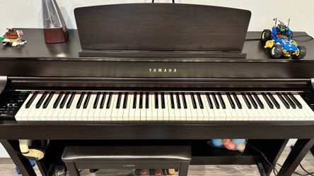 Yamaha CLP-645 digital piano