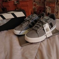 MEN'S SIZE 91/2 ADIDAS 