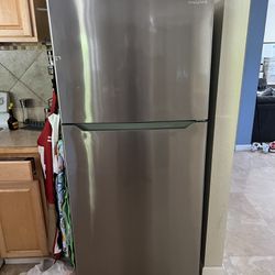 20.5 Cu. Ft. Top-Freezer Refrigerator - Stainless Steel