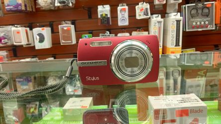Olympus 820 Camera - No Charger / Battery !