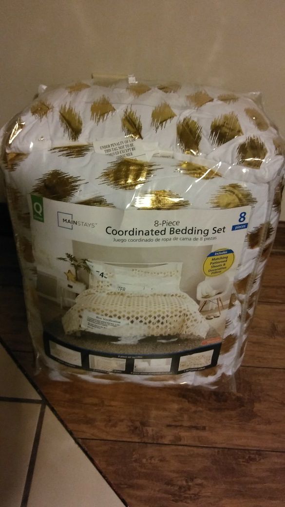 Queen-size comforter set
