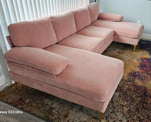 ​Blush pink sectional sofa, 3 pieces, excellent condition, like new!  Very clean, removable and washable covers.  Smoke-free and pet-free home.

 ​Del