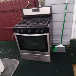 Whirlpool Stove ..  Black& Stainless Steel ... 5 Burners ... Nice size Oven.