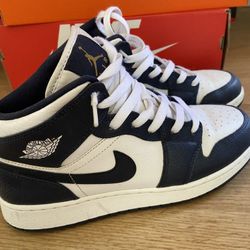 Jordan 1 mid obsidian Size 7y
