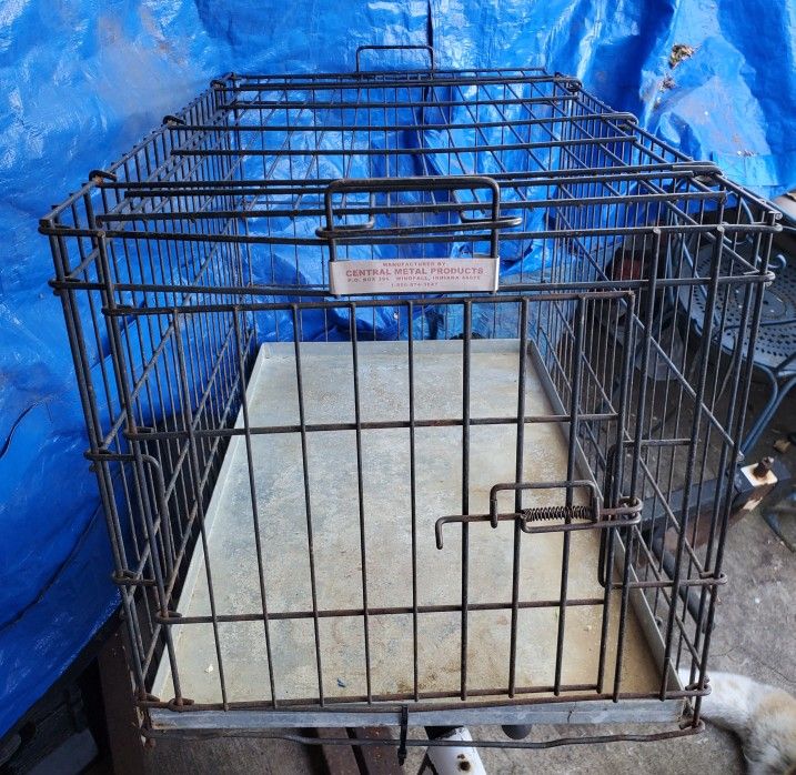 Small/Medium Sized Dog Crate. Extremely Well Built.