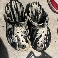 Women’s 9 Men’s 7 Crocs 