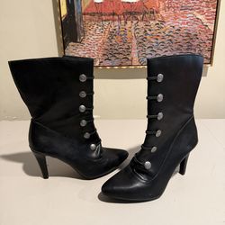 8.5 women’s black, leather heeled boots/ Botas de Mujer con tacón