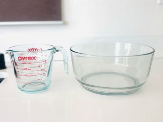 Pyrex 2-Cup Thick glass Measuring Cup and Glass Mixing Bowl -NO LID-Excellent Condition
