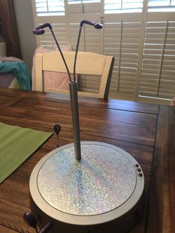 Doll stand that spins