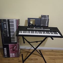 Piano- Keyboard  Yamaha.  61- Keys